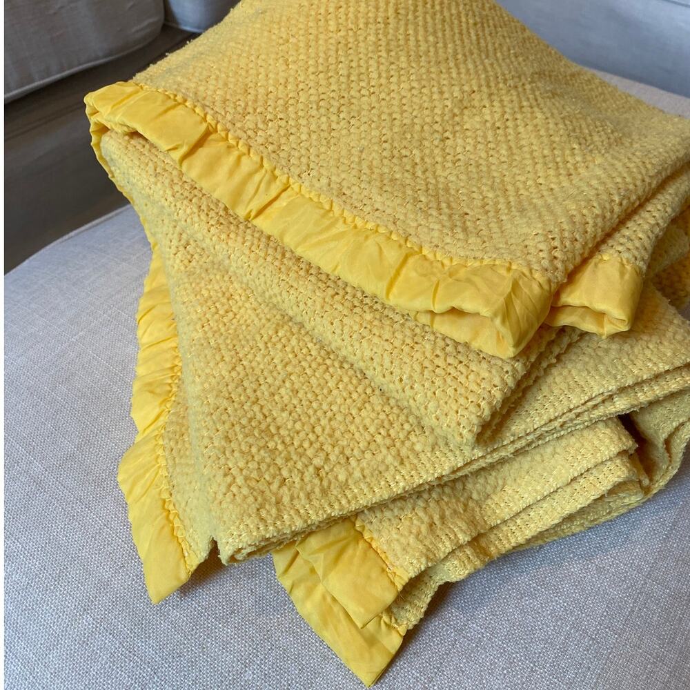 Vtg JCPenney Acrylic Thermal Waffle Blanket with Satin Trim, Yellow, 58 x 80